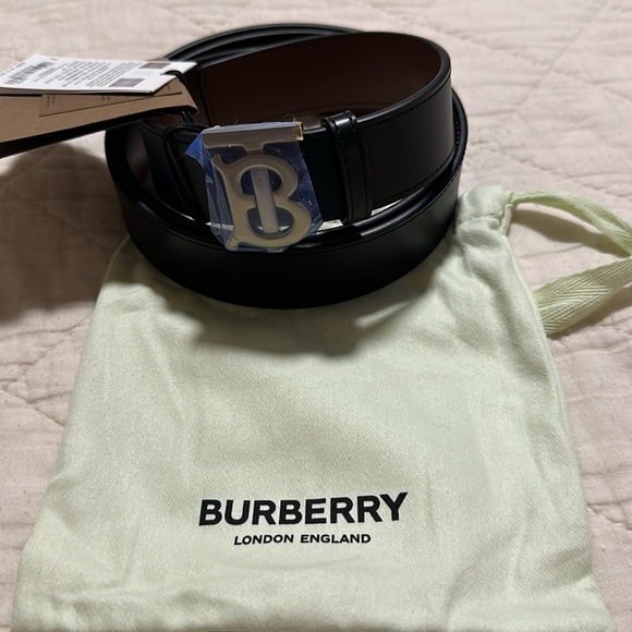 New with tag Burberry reversible black/tan belt with gold hardware. Medium size. - Picture 6 of 6